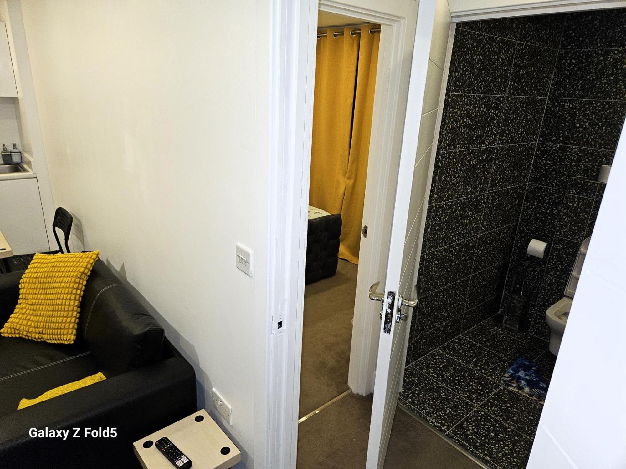 London Sleephouse Partying Is Not Allowed Pls Экстерьер фото