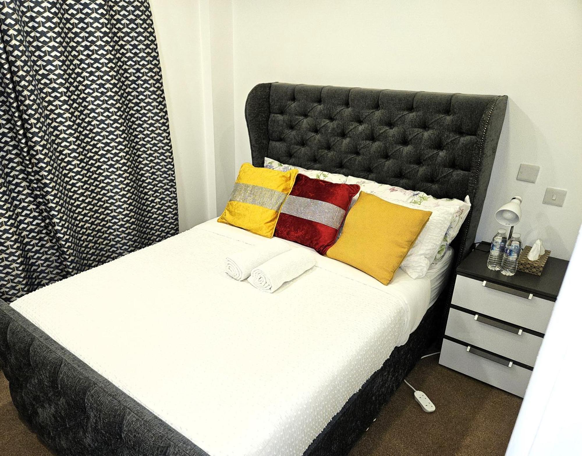 London Sleephouse Partying Is Not Allowed Pls Экстерьер фото