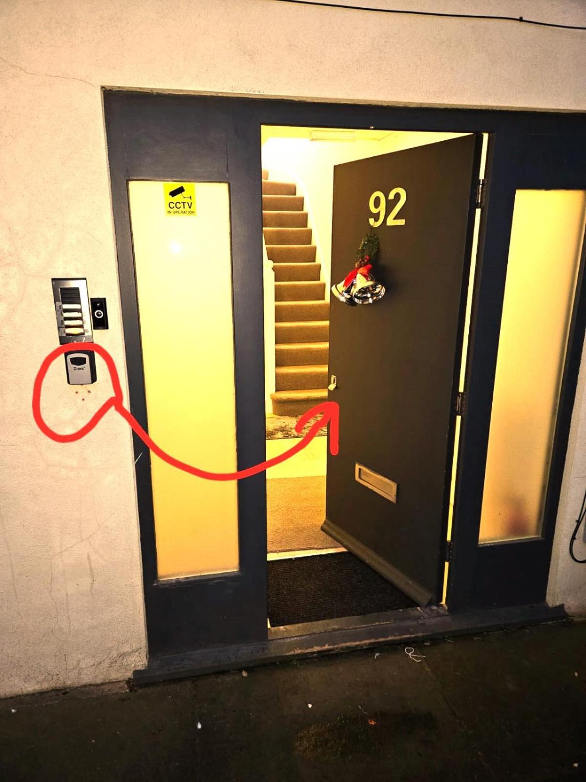 London Sleephouse Partying Is Not Allowed Pls Экстерьер фото