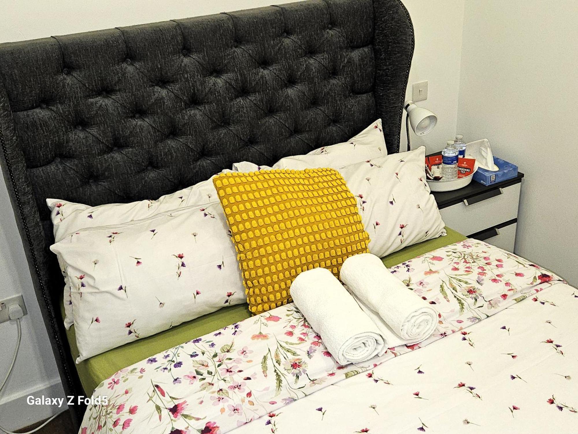 London Sleephouse Partying Is Not Allowed Pls Экстерьер фото